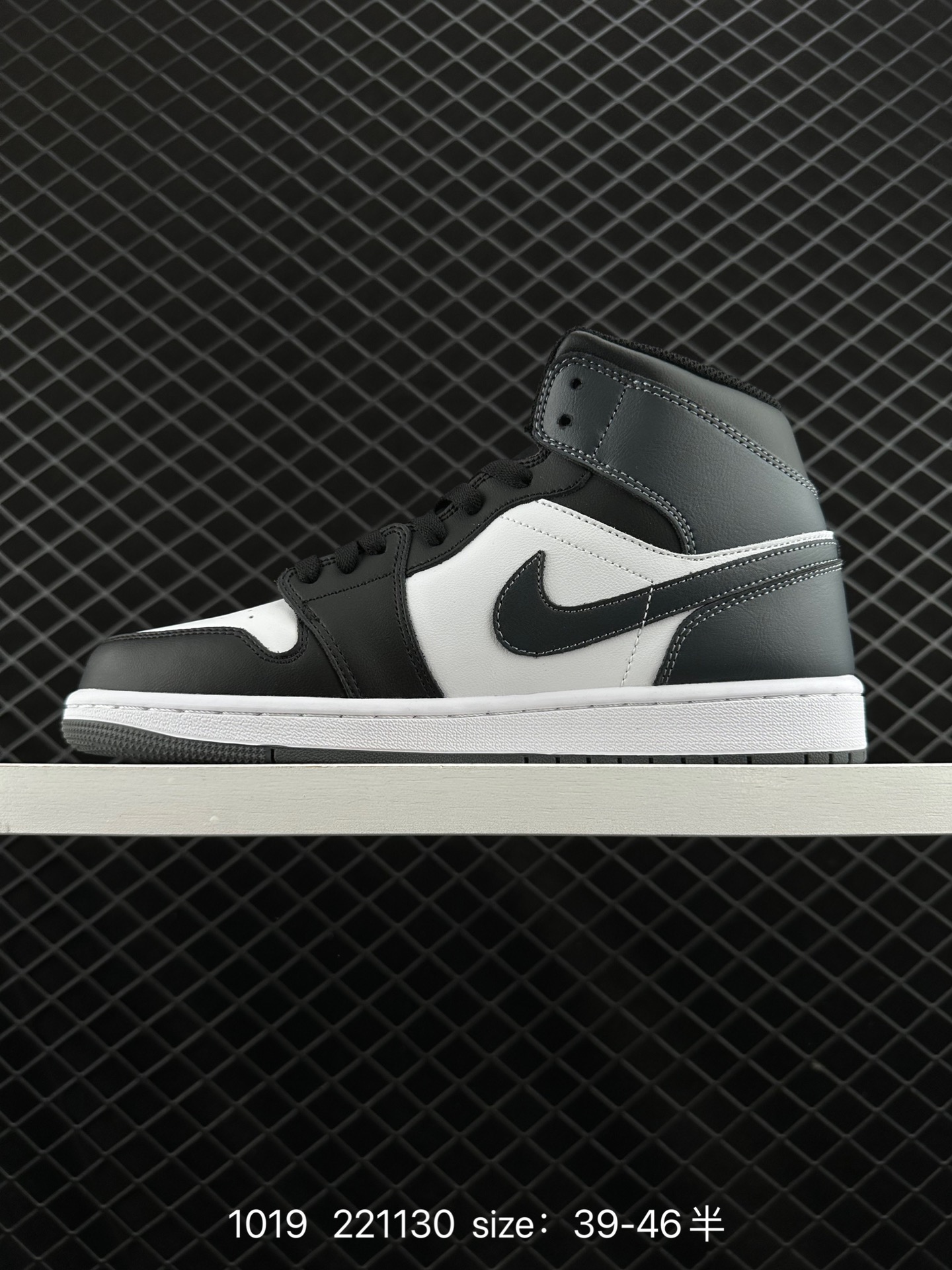 NIKE Air Jordan 1 Retro Mid”Reverse Black Toe“